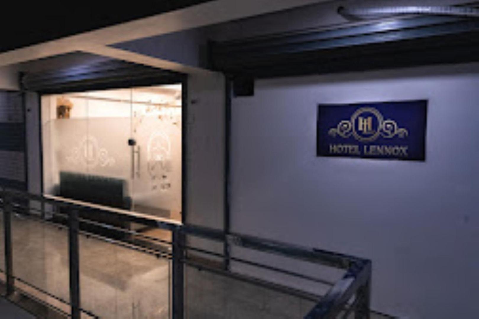 Lennox Hotel , Surate Extérieur photo